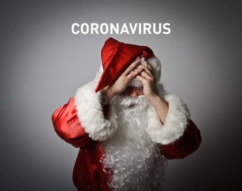 Sfrustrowany santa claus jest pełen wątpliwości i wahań. koncepcja wybuchu epidemii koronawirusów. tekst dotyczący koronawirusów obrazy royalty free