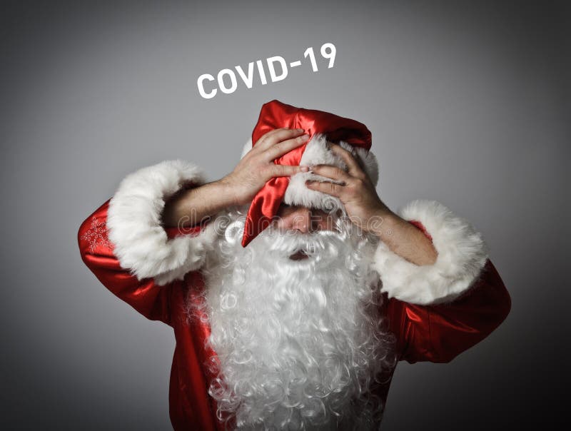 Sfrustrowany santa claus jest pełen wątpliwości i wahań. koncepcja wybuchu epidemii koronawirusów. tekst o covid19 obraz stock