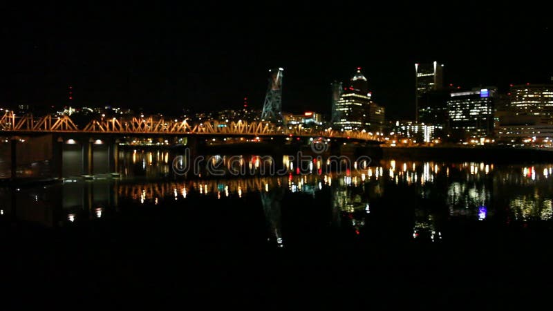 Sfuocato Bokeh dell'orizzonte e di Hawthorne Bridge del centro della città di Portland Oregon con la riflessione dell'acqua alla