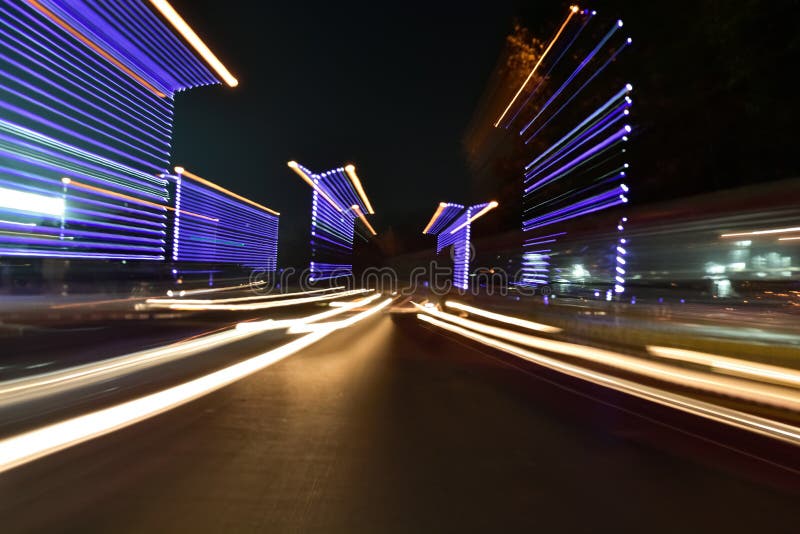 Sfuocatura dello zoom della traccia dell'automobile sulla strada. Traccia astratta dell'automobile sulla strada Immagine astratta del semaforo di notte sulla via
