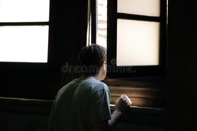 sguardo della finestra dell'uomo fotografie stock sguardo della finestra dell'uomo fotografie stock