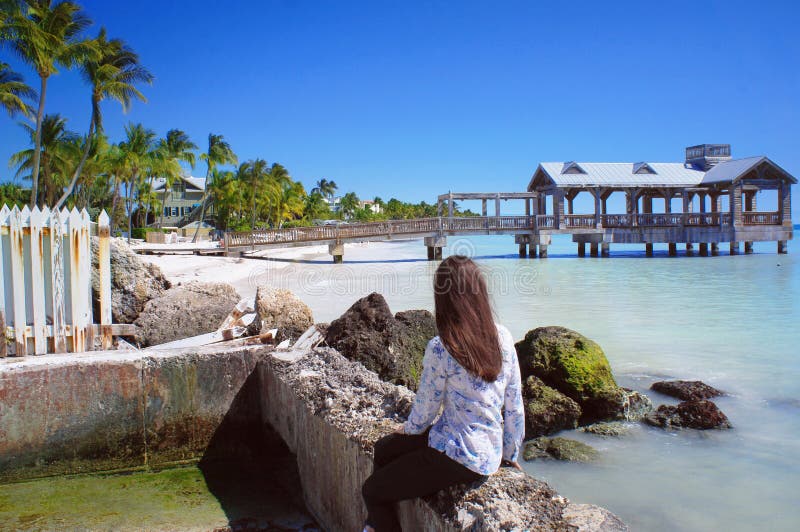 Sguardo della ragazza al vecchio pilastro di Key West immagine stock Sguardo della ragazza al vecchio pilastro di Key West immagine stock