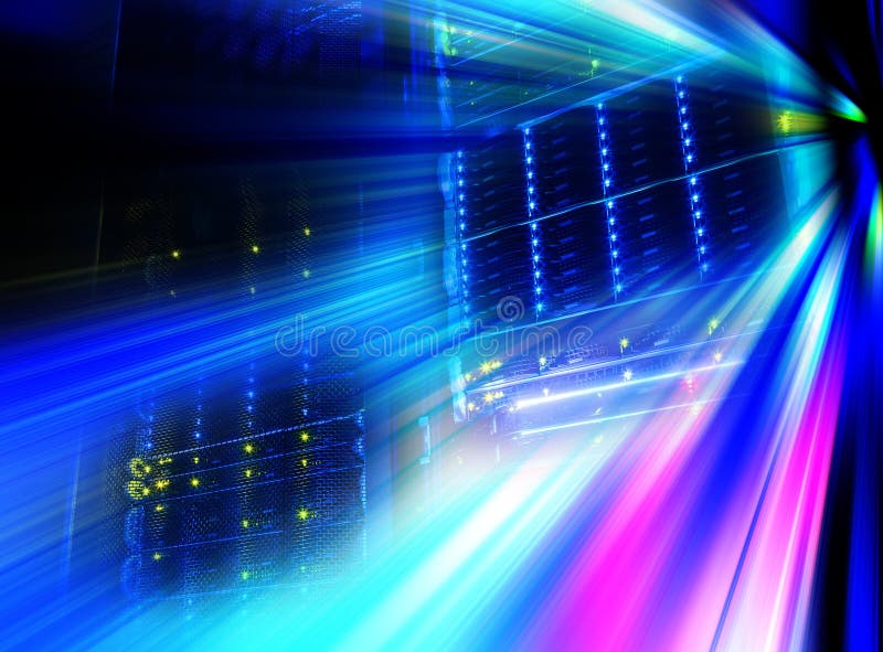 Sguardo futuristico della stanza con l'elaboratore centrale nel centro dati server immagine stock