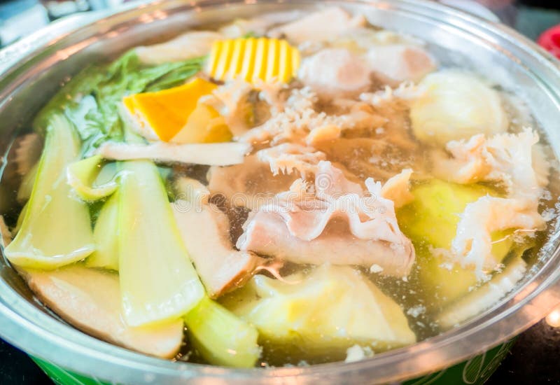 Shabu Shabu или Sukiyaki или горячий бак, японская еда в ресторане стоковая фотография Shabu Shabu или Sukiyaki или горячий бак, японская еда в ресторане стоковая фотография