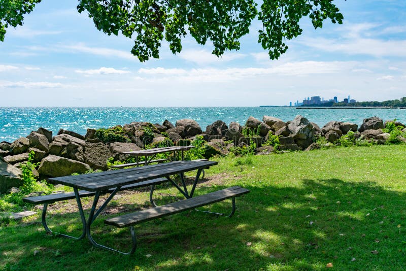 Shaded Picnic Table vid en park längs Michigansjön i Evanston Illinois arkivfoton Shaded Picnic Table vid en park längs Michigansjön i Evanston Illinois arkivfoton
