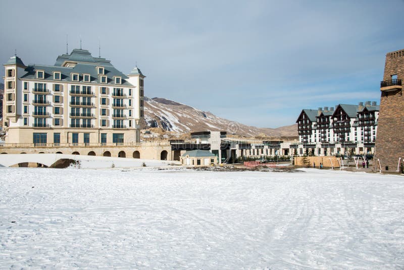 Shahdag - 8 de febrero de 2015: Hoteles turísticos encendido fotografía de archivo libre de regalías Shahdag - 8 de febrero de 2015: Hoteles turísticos encendido fotografía de archivo libre de regalías