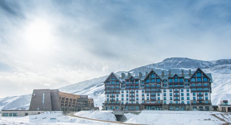 Shahdag - FEBRUARI 8, 2015: Turist- hotell på arkivfoto Shahdag - FEBRUARI 8, 2015: Turist- hotell på arkivfoto
