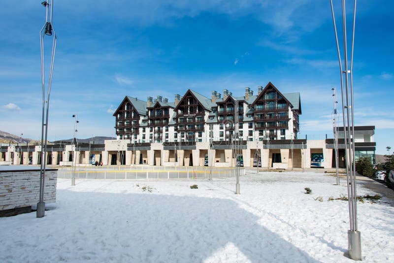 Shahdag - FEBRUARI 8, 2015: Turist- hotell på royaltyfri foto Shahdag - FEBRUARI 8, 2015: Turist- hotell på royaltyfri foto