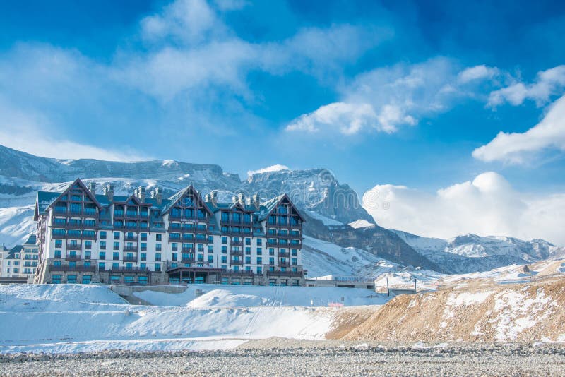 Shahdag - FEBRUARI 8, 2015: Turist- hotell på royaltyfri fotografi Shahdag - FEBRUARI 8, 2015: Turist- hotell på royaltyfri fotografi