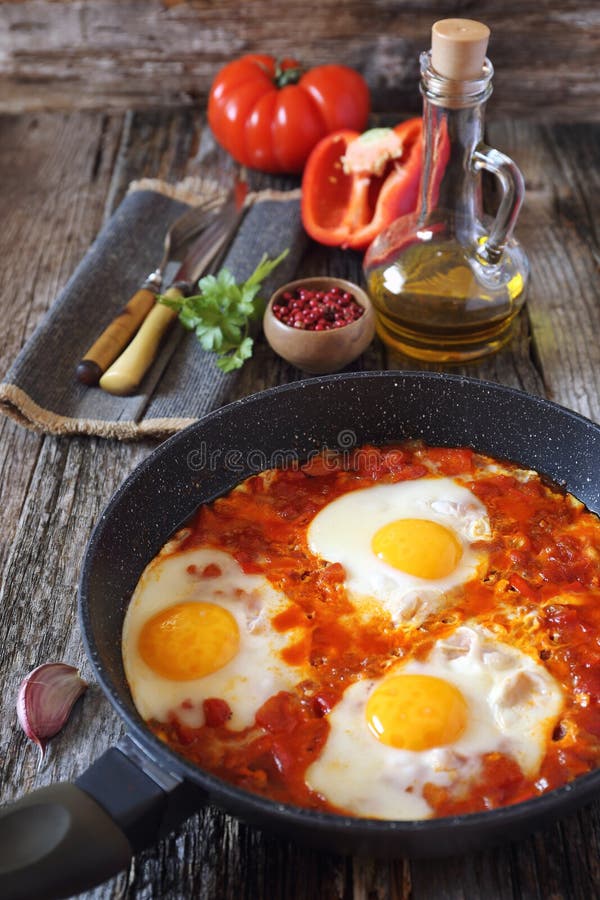 Shakshouka: Spiegeleier Mit Tomaten Und Pfeffern Stockfoto - Bild von ... Shakshouka: Spiegeleier Mit Tomaten Und Pfeffern Stockfoto - Bild von ...
