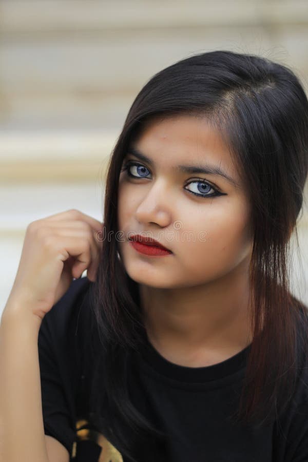 Shallow Focus Photography Of Woman In Black Crew Neck Shirt Picture ...