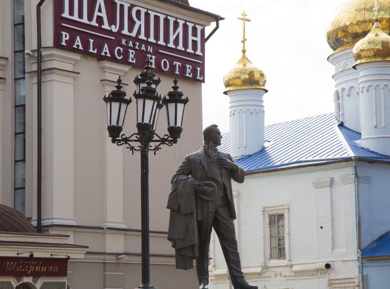 Shalyapin Palace Hotel and Shalyapin statue in Kazan