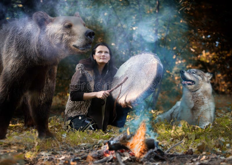 Shaman-vrouw speelt tambourine bij wilde dieren