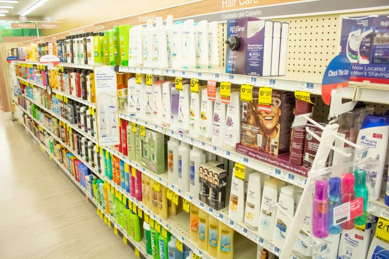 Shampoo aisle en la tienda foto editorial. Imagen de tratamiento