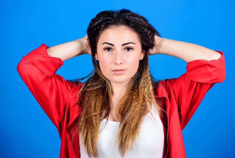 Shampoo en conditioner Pampering routine Hairdresser salon Beschadigd haar Krimpende haarstijl Meisjesvormig kapsel royalty-vrije stock fotografie Shampoo en conditioner Pampering routine Hairdresser salon Beschadigd haar Krimpende haarstijl Meisjesvormig kapsel royalty-vrije stock fotografie