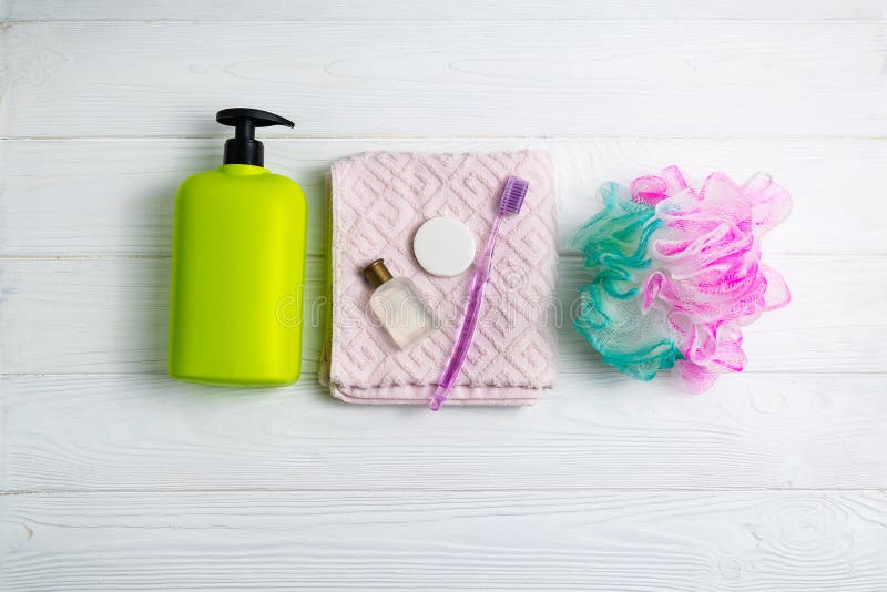 Shampoo- oder Duschgelgrünflasche mit Tuchwaschlappen- und -badzusätzen stockfoto Shampoo- oder Duschgelgrünflasche mit Tuchwaschlappen- und -badzusätzen stockfoto