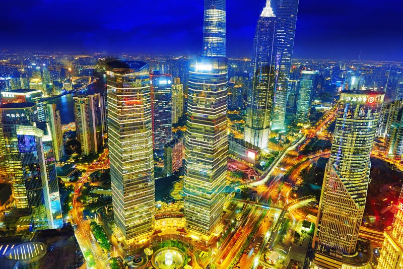 SHANGAI, CHINA - 24 DE MAYO DE 2015: Rascacielos hermosos y de la oficina fotografía de archivo libre de regalías SHANGAI, CHINA - 24 DE MAYO DE 2015: Rascacielos hermosos y de la oficina fotografía de archivo libre de regalías