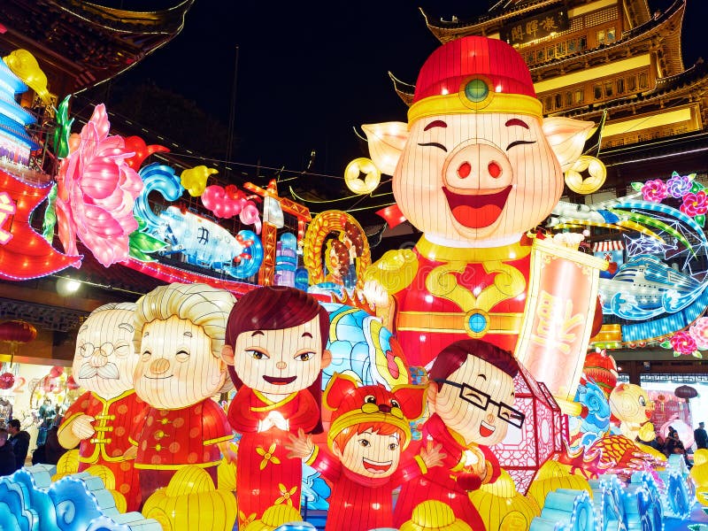 Shangai, China - enero 26, 2019: Festival de linterna en el año chino del cerdo del Año Nuevo, vista nocturna de linternas colori imagen de archivo libre de regalías Shangai, China - enero 26, 2019: Festival de linterna en el año chino del cerdo del Año Nuevo, vista nocturna de linternas colori imagen de archivo libre de regalías