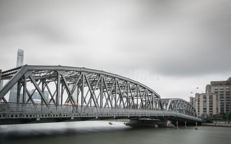Shangai fuera del puente blanco fotografía de archivo Shangai fuera del puente blanco fotografía de archivo