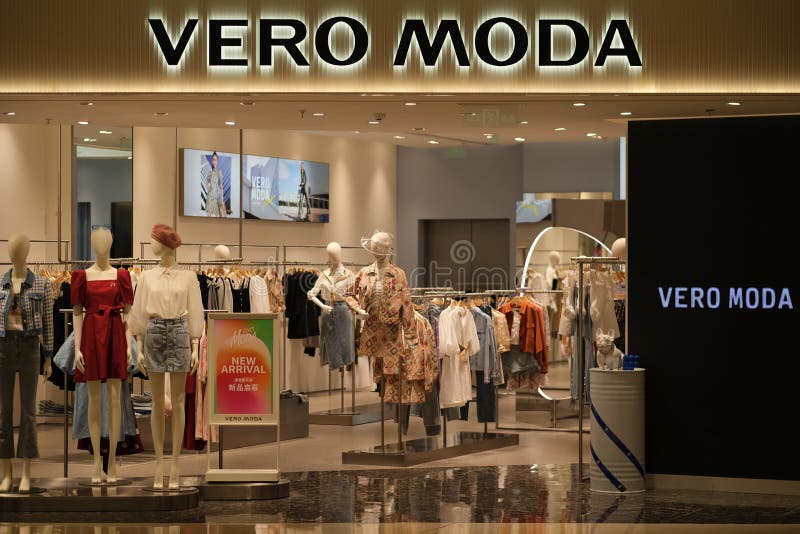 mover forræderi hvorfor Vero Moda sign on a wall editorial photography. Image of commercial -  124537822