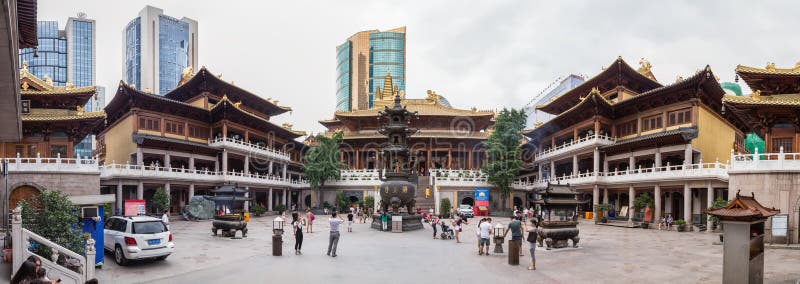 Shanghai, China - circa September 2015: Panorama van Jing'an-Tempel, Shanghai, China stock foto Shanghai, China - circa September 2015: Panorama van Jing'an-Tempel, Shanghai, China stock foto