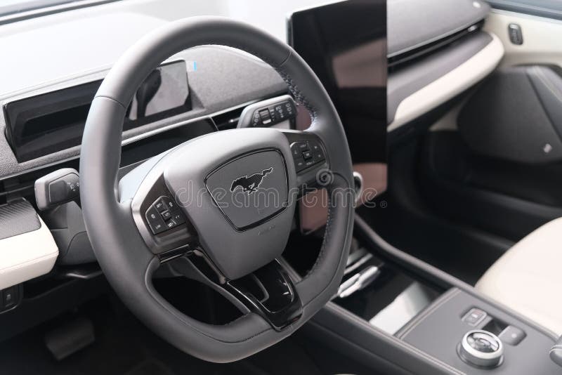  Interior del coche Ford Mustang Mach-E Fotografía editorial - Imagen del cartel, interior: 256508037