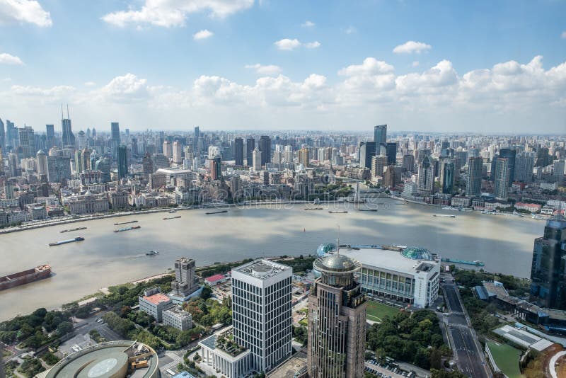 Shanghai, China: Stadsgezicht en wolkenkrabbers royalty-vrije stock foto's