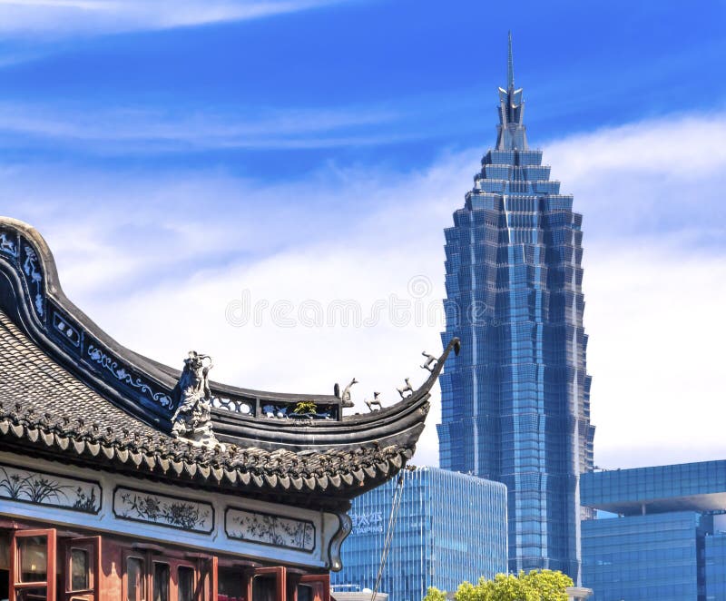 Shanghai Kina gamla och nya Jin Mao Tower Yuyuan Garden royaltyfria foton