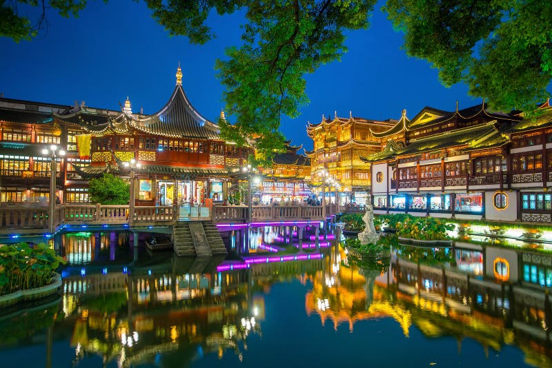 Shanghai Kina sikt på det traditionella Yuyuan trädgårdområdet arkivbild