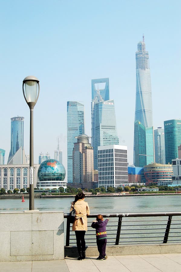 Shanghai Pudong Lujiazui linia horyzontu. Macierzysta i syn jej pozycja przy więzią która jest na przeciwnej stronie Shanghai Pudong Lujiazui drapaczy chmur. strzał przy 24th Marzec 2014.