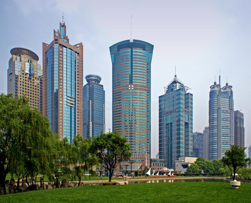 Grattacieli a Shangai Pudong new distretto bancario e commerciale, in tutto il fiume Huangpu dalla città vecchia.