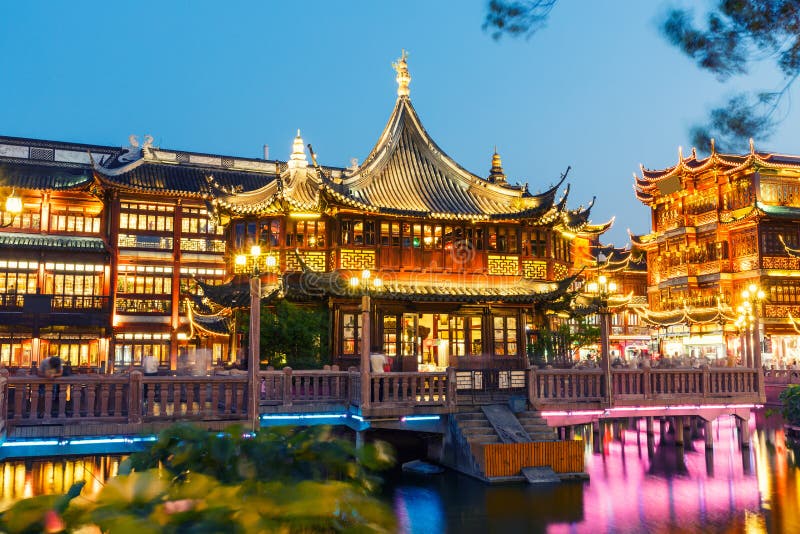 Shanghai traditionellt yuyuan trädgårds- byggnadslandskap i aftonen royaltyfri bild
