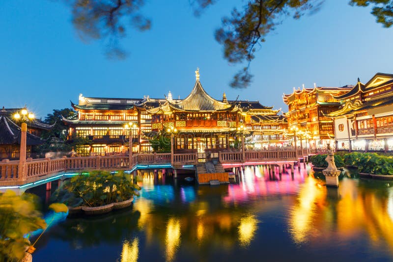 Shanghai traditionellt yuyuan trädgårds- byggnadslandskap i aftonen arkivbild