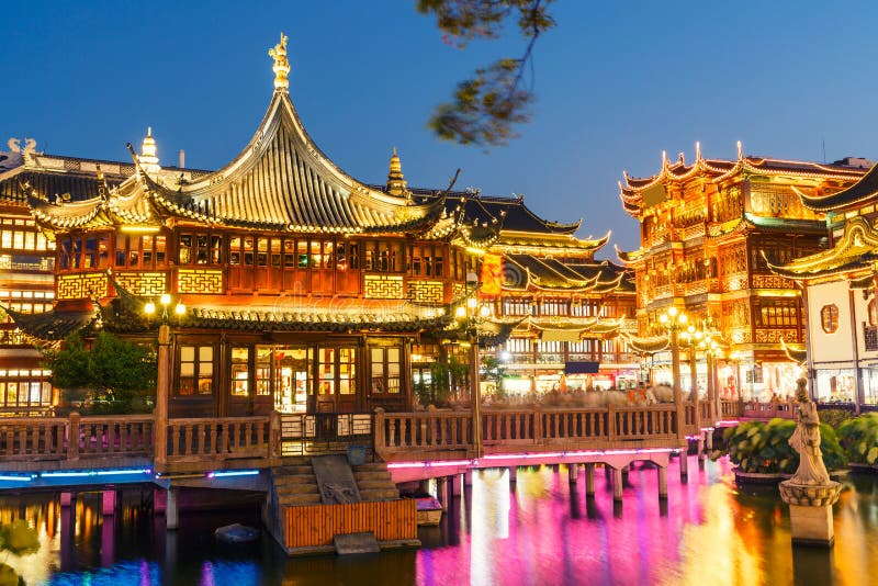 Shanghai traditionellt yuyuan trädgårds- byggnadslandskap i aftonen royaltyfri bild