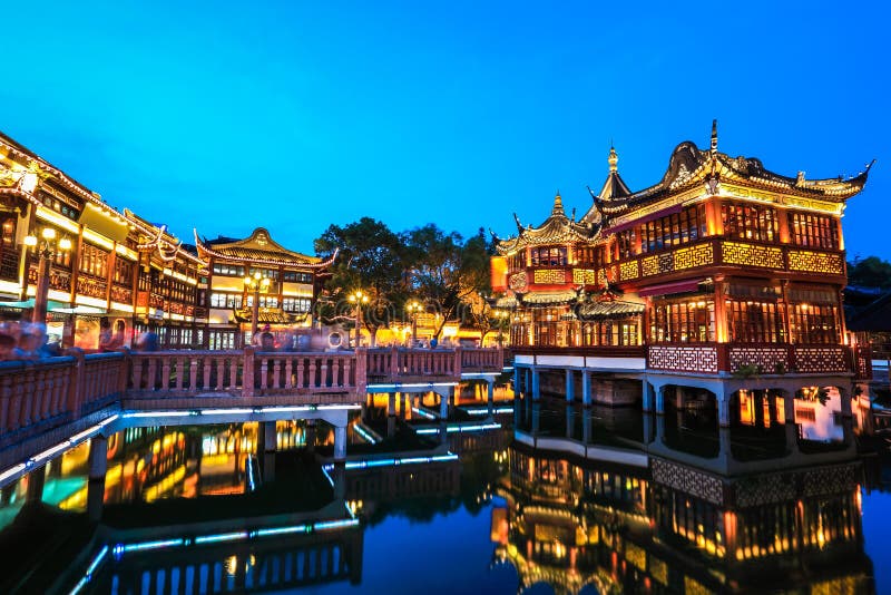 Shanghai yuyuan trädgård med reflexion royaltyfria foton