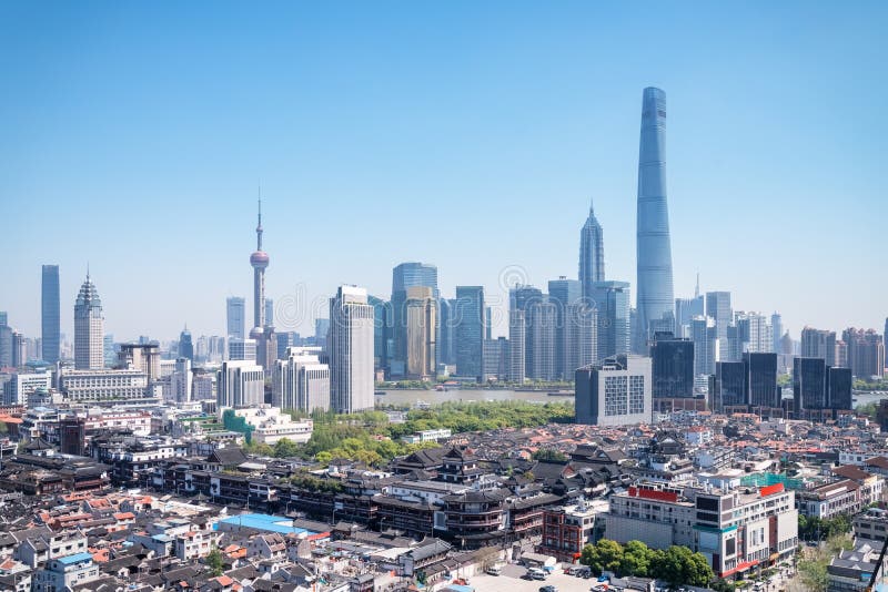 Shanghai yuyuan trädgård- och pudong horisont royaltyfria bilder