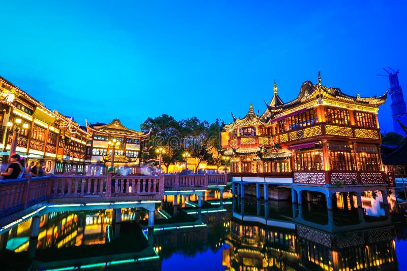 Shanghai yuyuan trädgård på natten arkivbilder