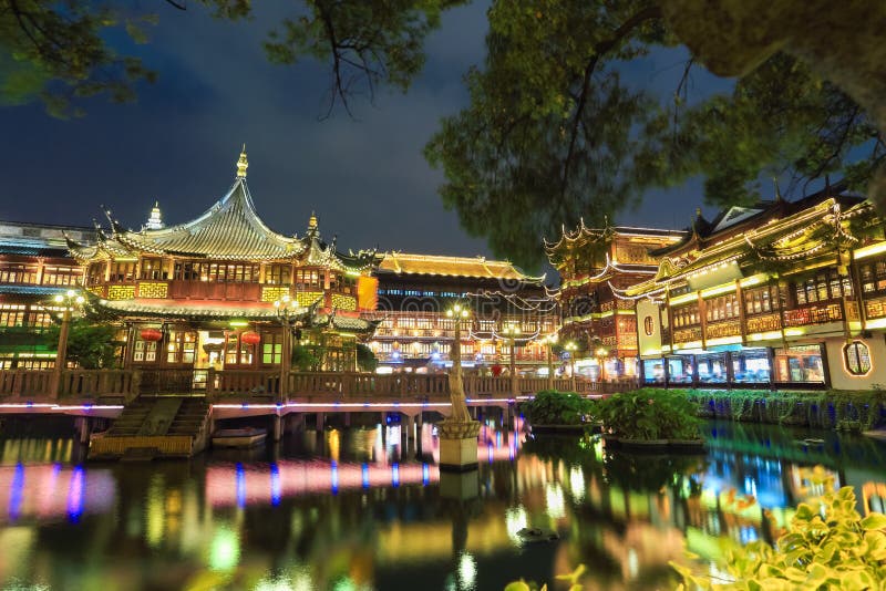 Shanghai yuyuan trädgård på natten royaltyfri foto