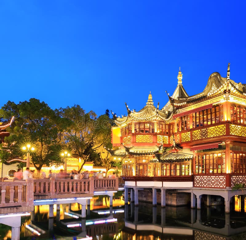 Shanghai yuyuan trädgård på natten arkivfoto