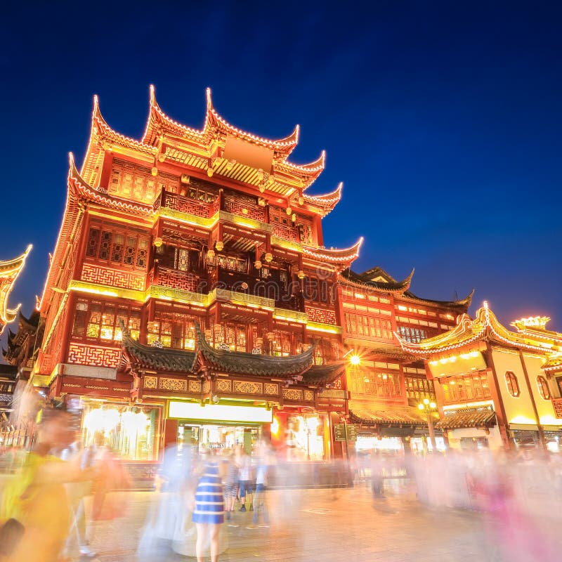 Shanghai yuyuan trädgård på natten royaltyfri bild