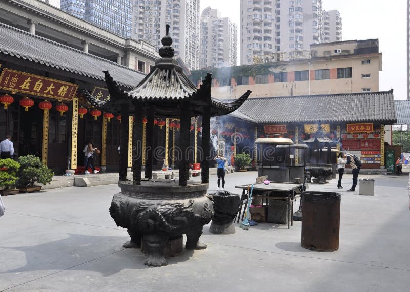 Shanghai, ò pode: Lugar da oração do pátio de Jade Buddha Temple em Shanghai fotografia de stock Shanghai, ò pode: Lugar da oração do pátio de Jade Buddha Temple em Shanghai fotografia de stock