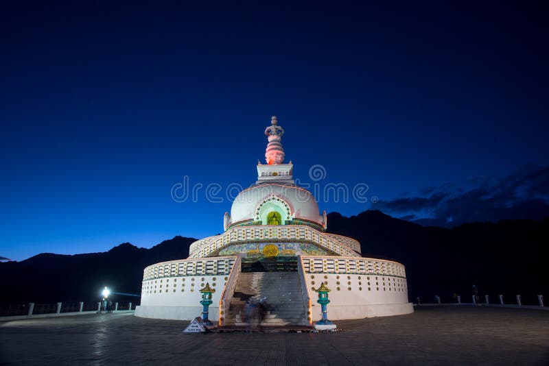 Shanti stupa jest Buddyjskim domed stupą obraz stock Shanti stupa jest Buddyjskim domed stupą obraz stock