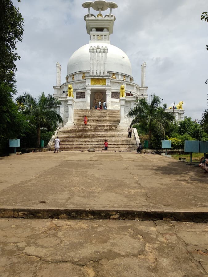 Shanti Stupa на Bhubaneshwar стоковые фотографии rf Shanti Stupa на Bhubaneshwar стоковые фотографии rf