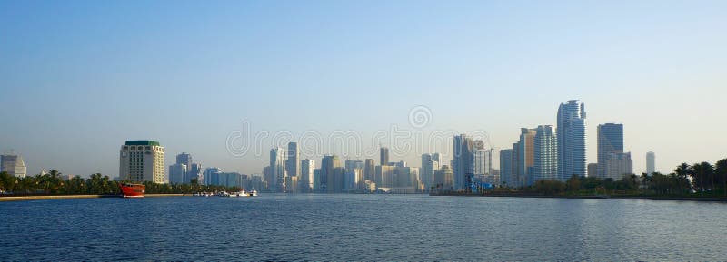 Sharja, United Arab Emirates - 21 de abril de 2014: vista de la ciudad en la puesta del sol con la Sharja foto de archivo libre de regalías Sharja, United Arab Emirates - 21 de abril de 2014: vista de la ciudad en la puesta del sol con la Sharja foto de archivo libre de regalías