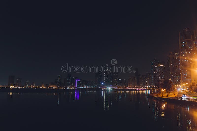 Sharjah, Emiratos Árabes Unidos, 18 de octubre de 2019: Línea aérea de Sharjah en la noche, Emiratos Árabes Unidos fotos de archivo libres de regalías Sharjah, Emiratos Árabes Unidos, 18 de octubre de 2019: Línea aérea de Sharjah en la noche, Emiratos Árabes Unidos fotos de archivo libres de regalías