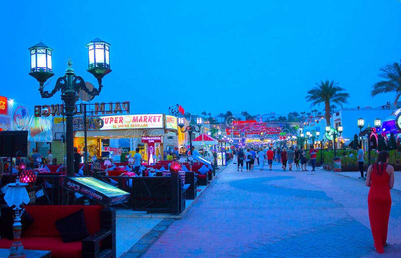 Sharm el Sheikh, Egito - 13 de abril de 2017: Uma das ruas da compra, Naama Bay no Sharm el Sheikh, Egito foto de stock Sharm el Sheikh, Egito - 13 de abril de 2017: Uma das ruas da compra, Naama Bay no Sharm el Sheikh, Egito foto de stock