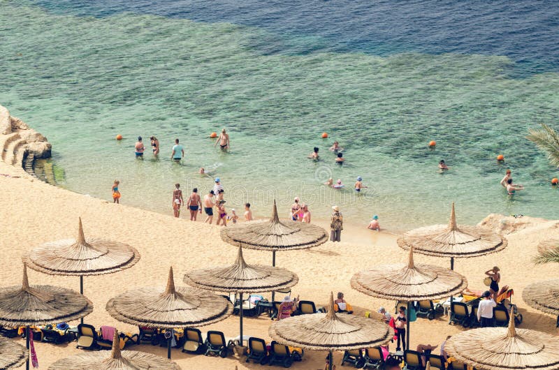 Sharm el Sheikh, Egypte le 7 mai 2019 : les gens les prennent un bain de soleil sur des canapés du soleil sous des parapluies sur photos libres de droits Sharm el Sheikh, Egypte le 7 mai 2019 : les gens les prennent un bain de soleil sur des canapés du soleil sous des parapluies sur photos libres de droits