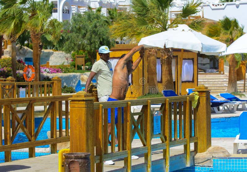 Sharm El-Sheikh, Египет - 14-ое марта 2018 Инструктор фитнеса стоковые фото Sharm El-Sheikh, Египет - 14-ое марта 2018 Инструктор фитнеса стоковые фото