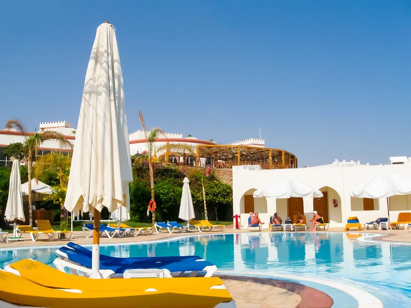 Sharm El Sheikh, Египет - 8-ое ноября 2012: Роскошный славный бассейн гостиницы стоковое изображение rf Sharm El Sheikh, Египет - 8-ое ноября 2012: Роскошный славный бассейн гостиницы стоковое изображение rf