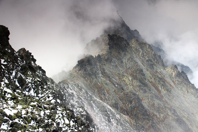 Ostrohranný hrebeň v oblakoch, Slavkovský štít, Vysoké Tatry